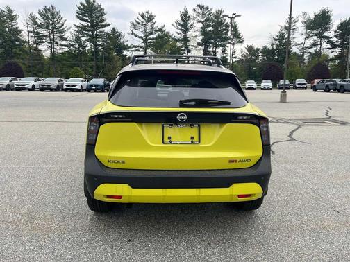 Yuzu Yellow Metallic/Super Black 2026 Nissan Kicks SR