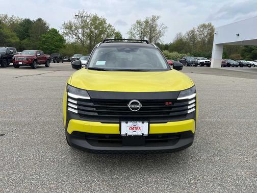 Yuzu Yellow Metallic/Super Black 2026 Nissan Kicks SR