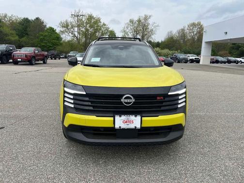 Yuzu Yellow Metallic/Super Black 2026 Nissan Kicks SR