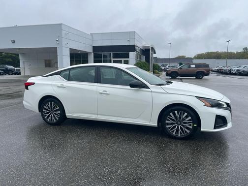 Glacier White 2026 Nissan Altima SV FWD