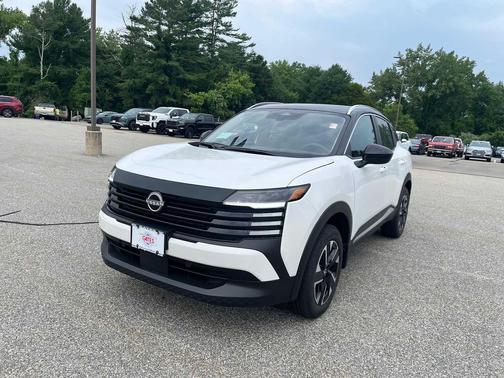 Aspen White SPR Black 2026 Nissan Kicks SV