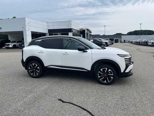 Aspen White SPR Black 2026 Nissan Kicks SV