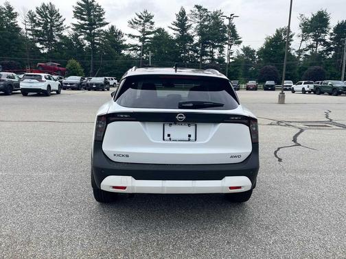 Aspen White SPR Black 2026 Nissan Kicks SV