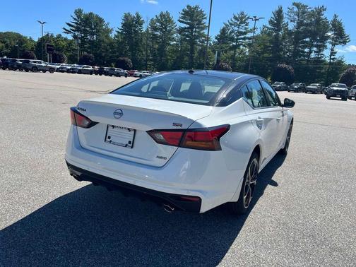 Pearl White Tricoat/Super Black 2026 Nissan Altima SR AWD