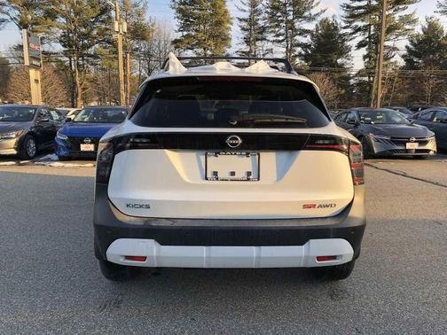 Aspen White Tricoat 2026 Nissan Kicks SR
