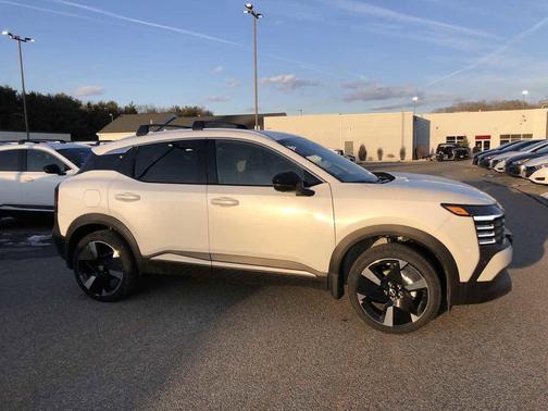 Aspen White Tricoat 2026 Nissan Kicks SR