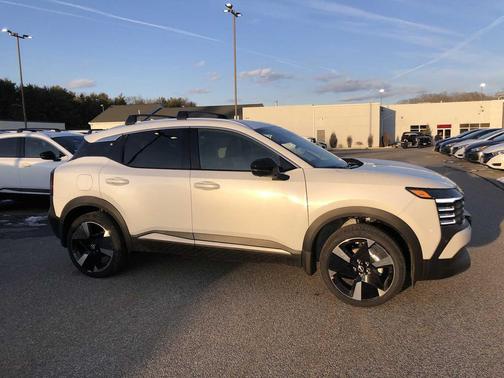 Aspen White Tricoat 2026 Nissan Kicks SR