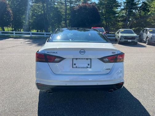 Pearl White Tricoat/Super Black 2026 Nissan Altima SR AWD