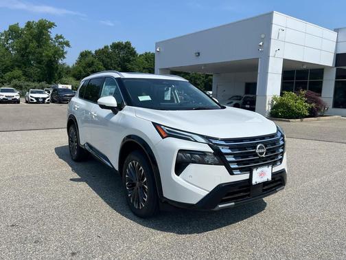 Everest White Pearl Tricoat 2026 Nissan Rogue Platinum