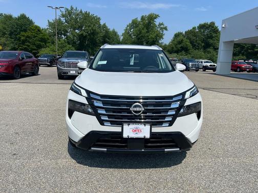 Everest White Pearl Tricoat 2026 Nissan Rogue Platinum