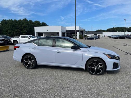 Gray Sky Pearl/Super Black 2026 Nissan Altima SR AWD