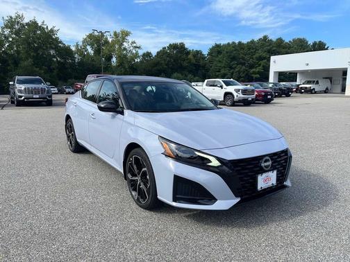 Gray Sky Pearl/Super Black 2026 Nissan Altima SR AWD