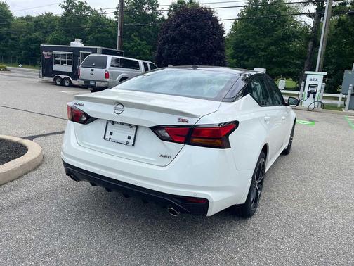 Pearl White Tricoat/Super Black 2026 Nissan Altima SR AWD