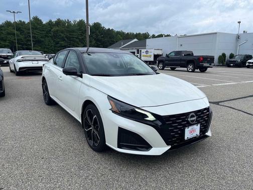 Pearl White Tricoat/Super Black 2026 Nissan Altima SR AWD