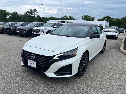 Pearl White Tricoat/Super Black 2026 Nissan Altima SR AWD