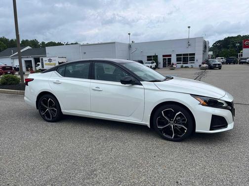 Pearl White Tricoat/Super Black 2026 Nissan Altima SR AWD
