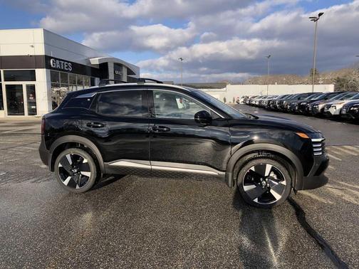 Super Black 2026 Nissan Kicks SR