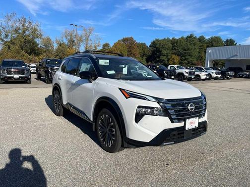 Everest White Pearl/Super Black 2026 Nissan Rogue Platinum