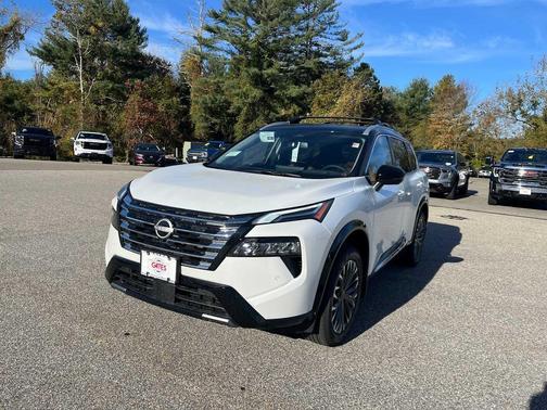 Everest White Pearl/Super Black 2026 Nissan Rogue Platinum