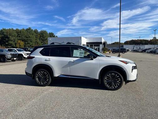 Everest White Pearl/Super Black 2026 Nissan Rogue Platinum
