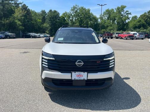 Aspen White Tricoat/Super Black 2026 Nissan Kicks SR
