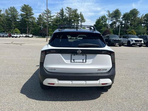 Aspen White Tricoat/Super Black 2026 Nissan Kicks SR