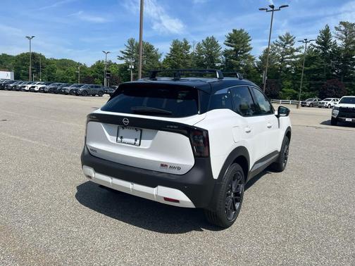 Aspen White Tricoat/Super Black 2026 Nissan Kicks SR