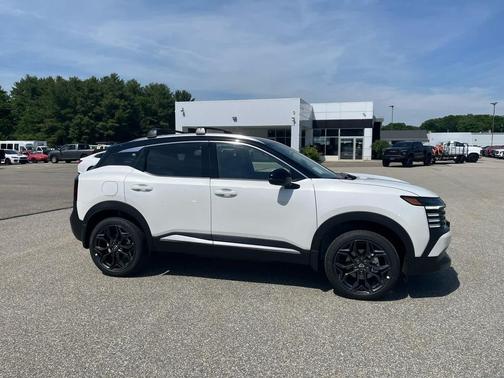 Aspen White Tricoat/Super Black 2026 Nissan Kicks SR