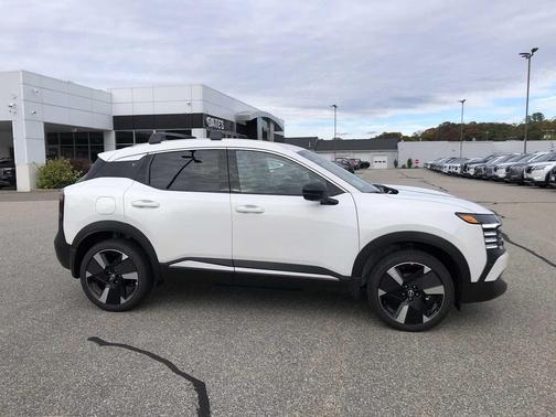 Aspen White Tricoat 2026 Nissan Kicks SR