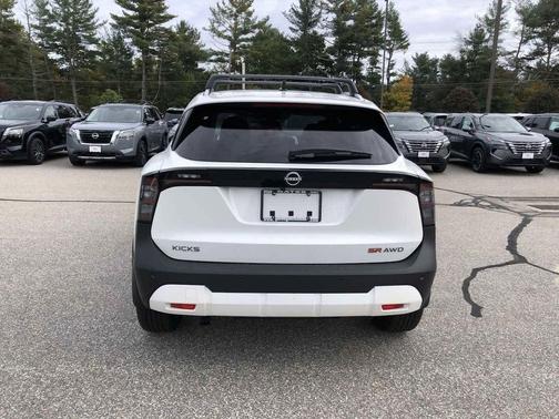Aspen White Tricoat 2026 Nissan Kicks SR
