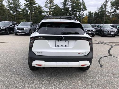 Aspen White Tricoat 2026 Nissan Kicks SR