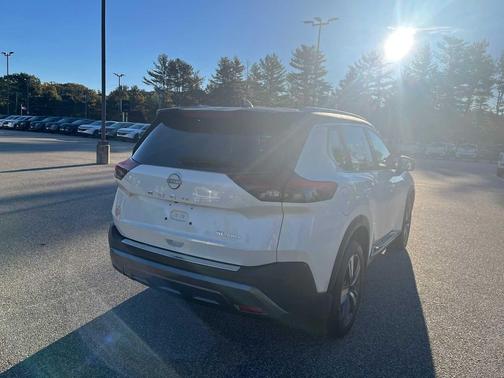 Pearl White Tricoat/Super Black 2023 Nissan Rogue SL