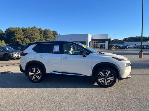 Pearl White Tricoat/Super Black 2023 Nissan Rogue SL