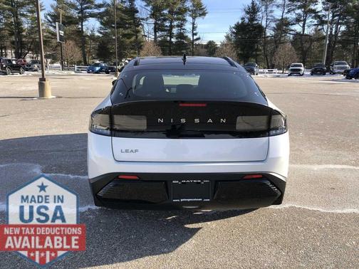 Everest White Pearl Tricoat/Black 2026 Nissan Leaf PLATINUM+