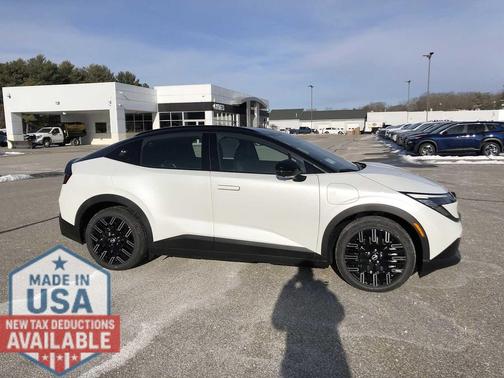 Everest White Pearl Tricoat/Black 2026 Nissan Leaf PLATINUM+