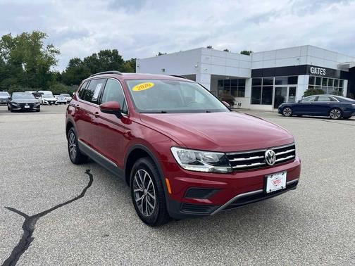 Cardinal Red Metallic 2020 Volkswagen Tiguan 2.0T SE