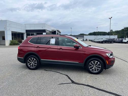 Cardinal Red Metallic 2020 Volkswagen Tiguan 2.0T SE