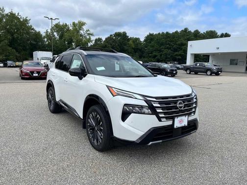 Everest White Pearl/Super Black 2026 Nissan Rogue Platinum