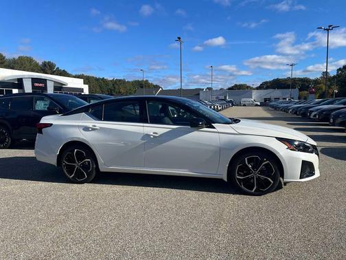 Pearl White Tricoat/Super Black 2026 Nissan Altima SR AWD
