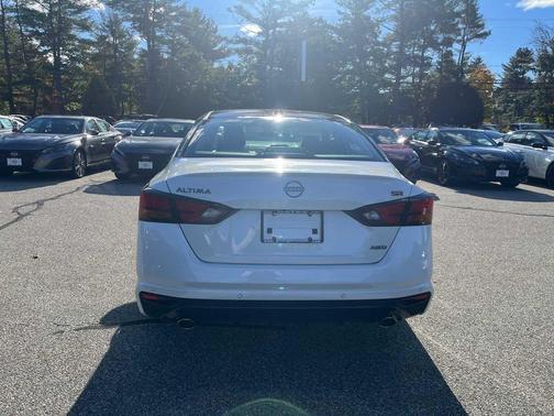 Pearl White Tricoat/Super Black 2026 Nissan Altima SR AWD