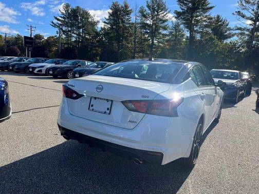 Pearl White Tricoat/Super Black 2026 Nissan Altima SR AWD