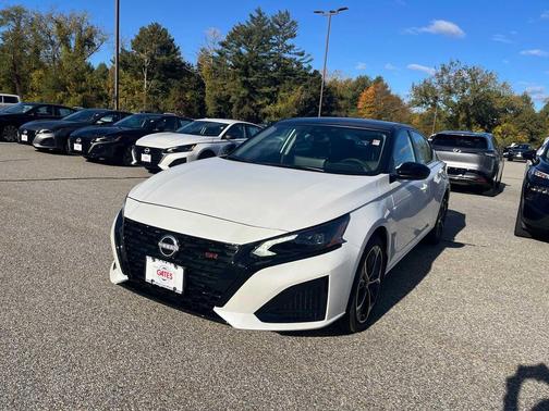 Pearl White Tricoat/Super Black 2026 Nissan Altima SR AWD