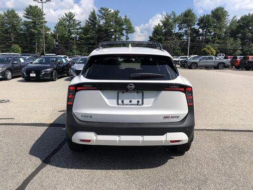 2025 Nissan Kicks SR