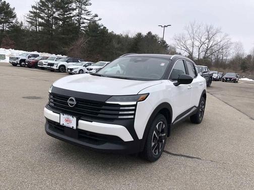 Aspen White Tricoat/Super Black 2026 Nissan Kicks SV