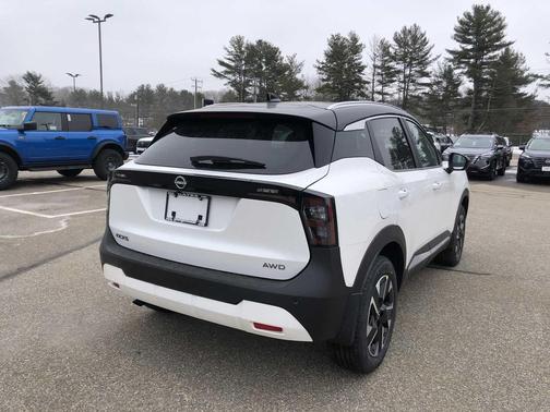 Aspen White Tricoat/Super Black 2026 Nissan Kicks SV