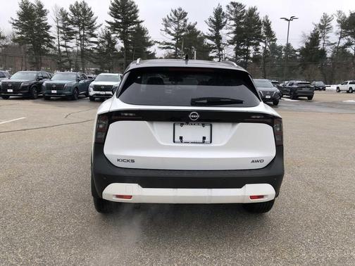 Aspen White Tricoat/Super Black 2026 Nissan Kicks SV