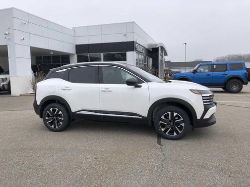 Aspen White Tricoat/Super Black 2026 Nissan Kicks SV