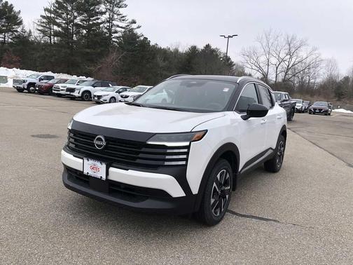 Aspen White Tricoat/Super Black 2026 Nissan Kicks SV