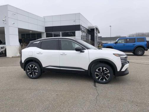 Aspen White Tricoat/Super Black 2026 Nissan Kicks SV