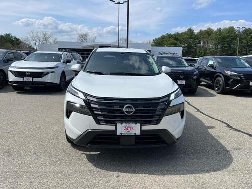 Everest White Pearl Tricoat 2026 Nissan Rogue SV